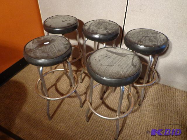 lot 49 image: 5 Metal Bar Stools   Black seats  29 x14 ...