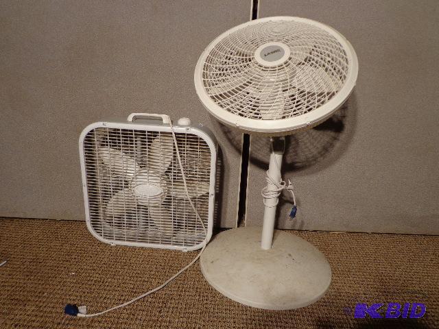 lot 70 image: 2 Fans   1 stationary, 3 speed  1 Lasko rotat...