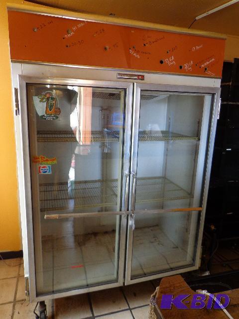 lot 9 image: Kelvinator Cooler   4 shelves  31 x 46 x 87  ...