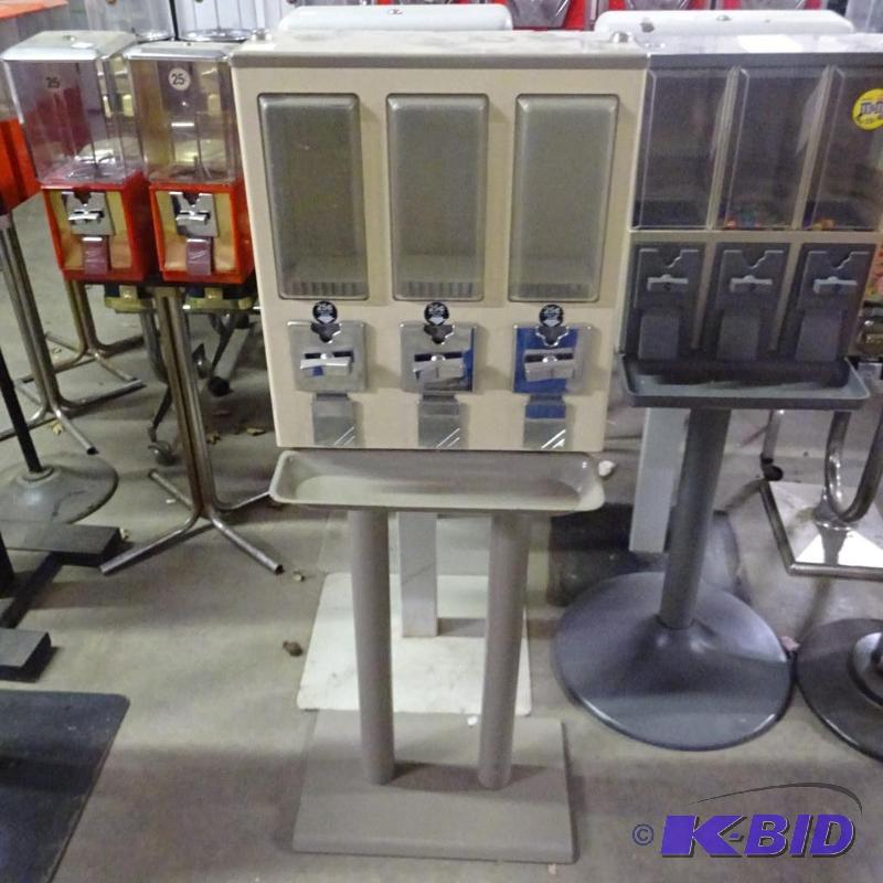 Triple play 3 vend machine. No key...