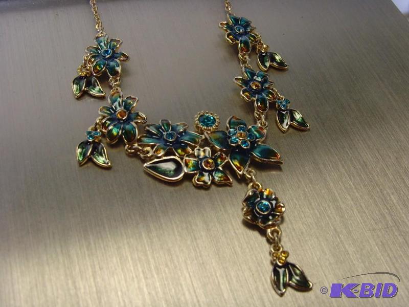 Glass Finish Flower Necklace