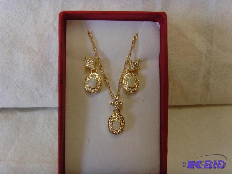Gold Tone Pearl Gem Set