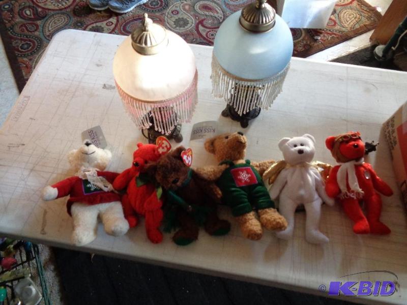 lot 138 image: 2 Small Lamps and Assorted Beanie Babies. Unt...