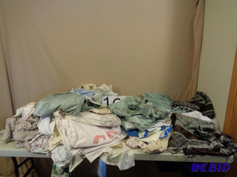 lot 164 image: Large Lot of Sheets, Pillowcases, Linens, and...