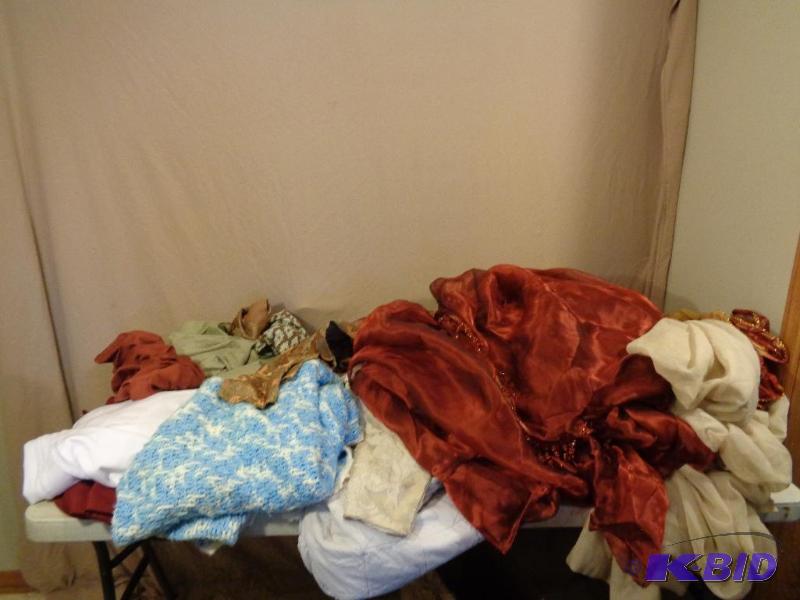 lot 165 image: Pillowcases, Sheets, Linens, Blankets, Very P...