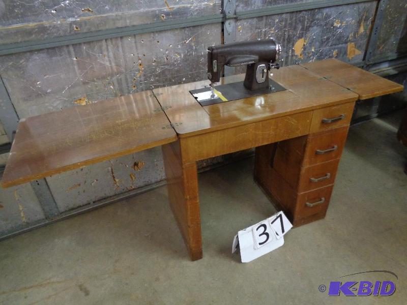 lot 37 image: Kenmore Sewing Machine. Model 117-959. 4 draw...