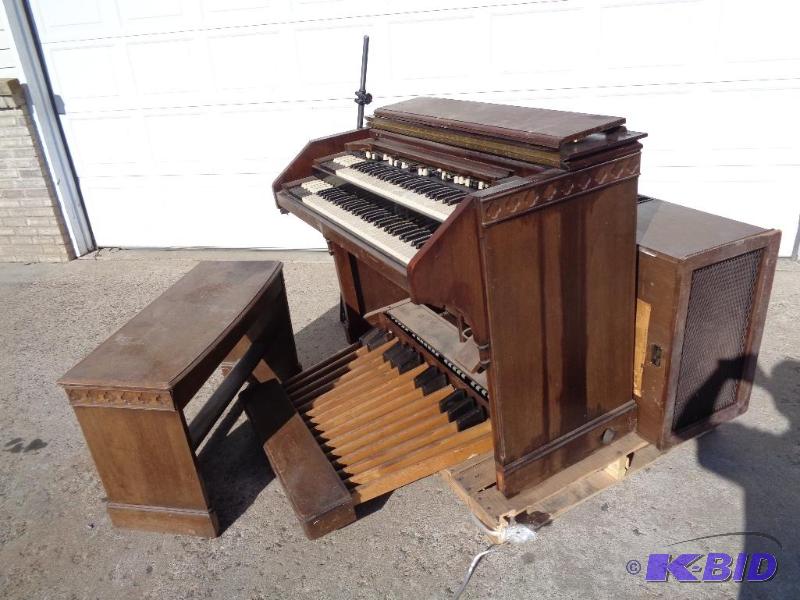 lot 62 image: Vintage Hammond&nbspOrgan with Speaker Stand...