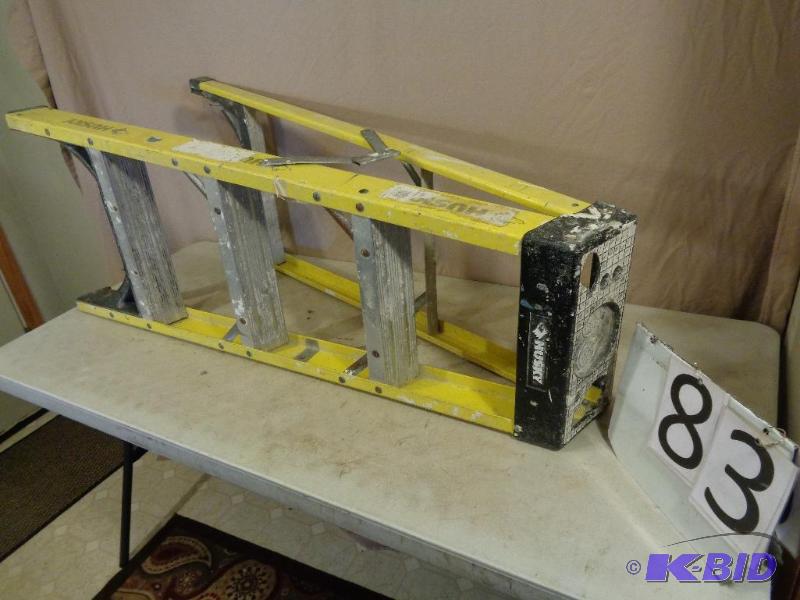 lot 83 image: Husky 4 Fiberglass Step Ladder....
