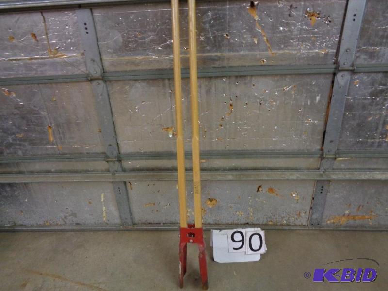lot 90 image: Post hole digger. Made in USA by Seymour....