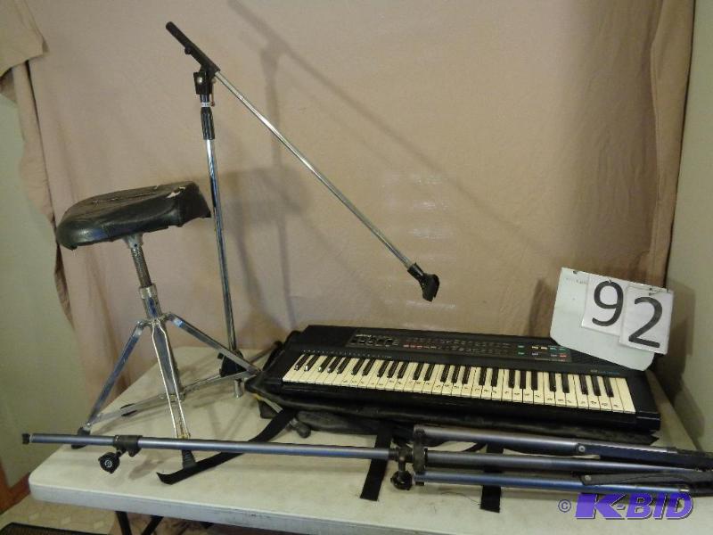 lot 92 image: Casio&nbspCT-640 Keyboard, Stand, Mic Stand,...