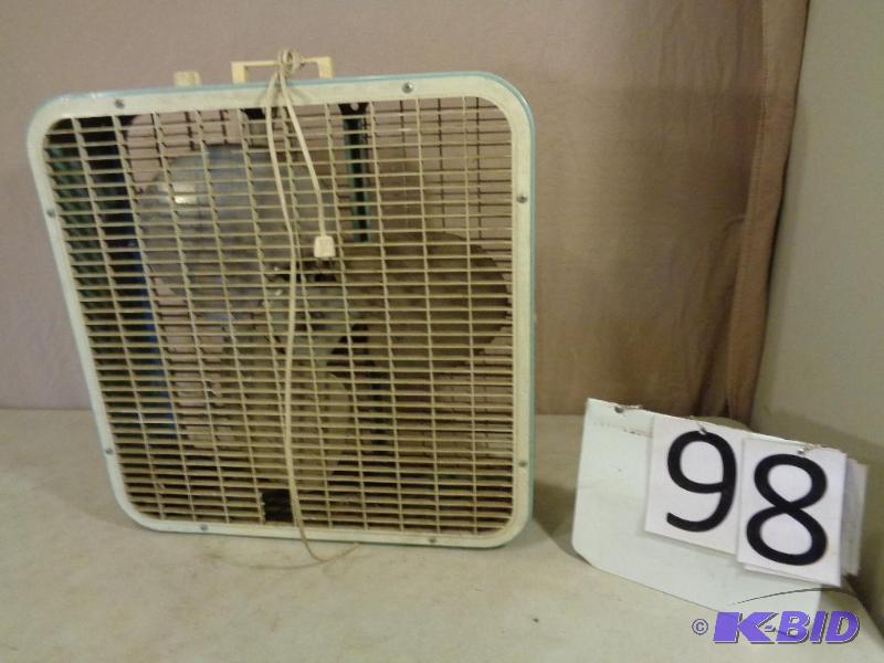 lot 98 image: 3 Speed Box Fan. Needs a little cleaning. Tes...
