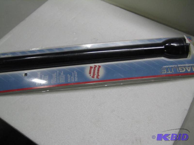 lot 184 image: New Maglite brand aluminum flashlight. Takes ...