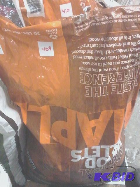 lot 410 image: New bag of Traeger brand wood pellets all nat...