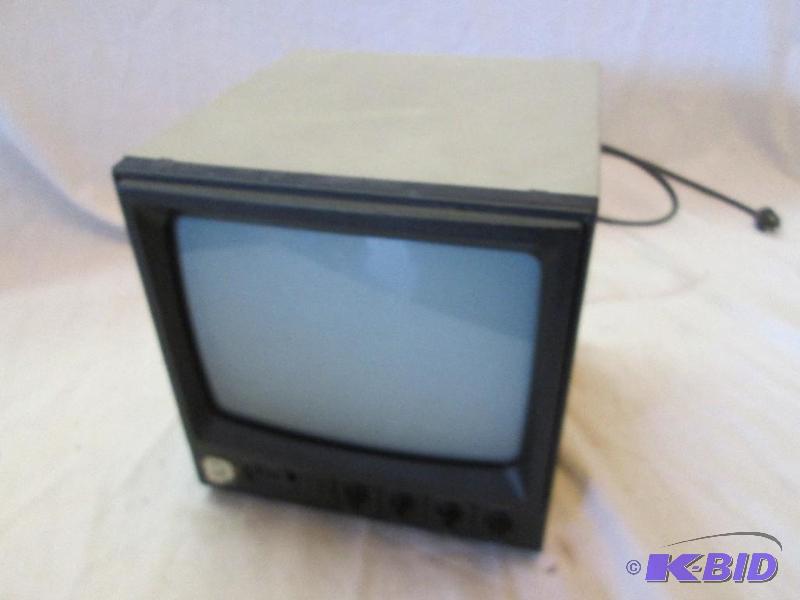 lot 117 image: Hitachi VM910U B&ampW video monitor - 8"...