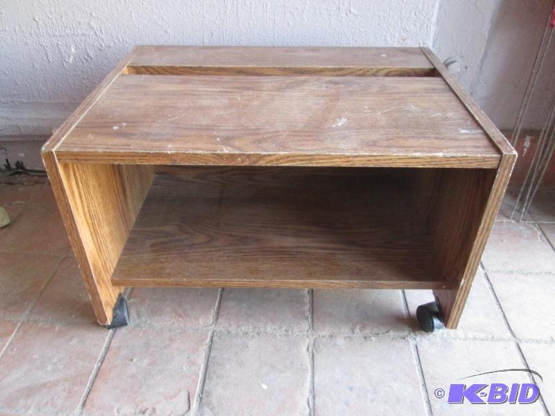 lot 126 image: Small desk on caster wheels, 16 x 21 x 13&quo...