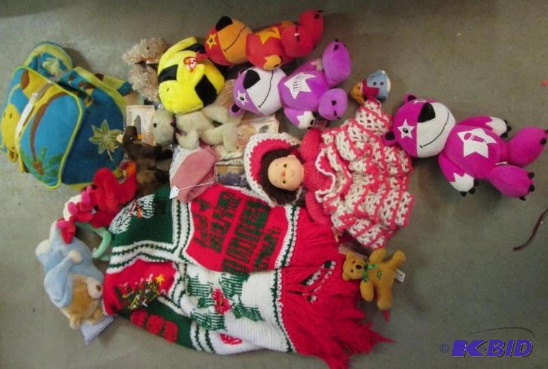 lot 135 image: Lot of assorted dcor and plush animals...