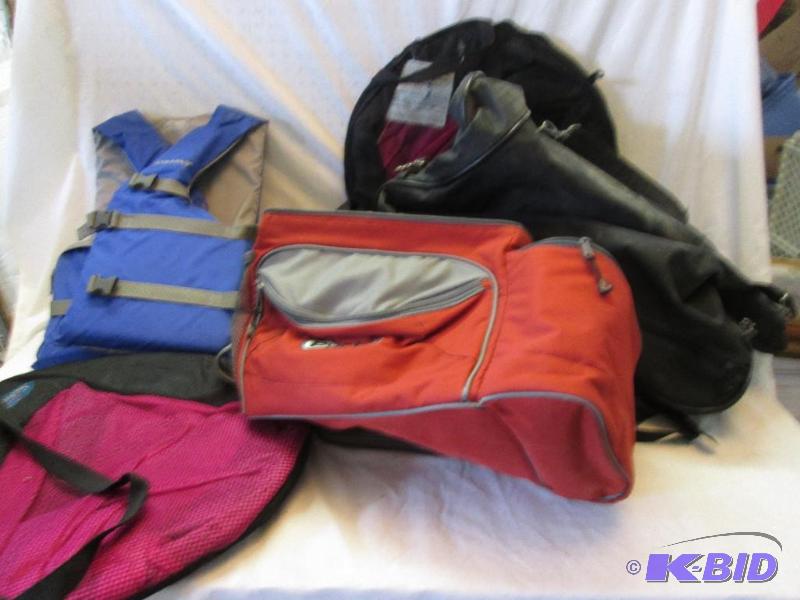 lot 180 image: lot of bags, lugage pieces, universal adults ...