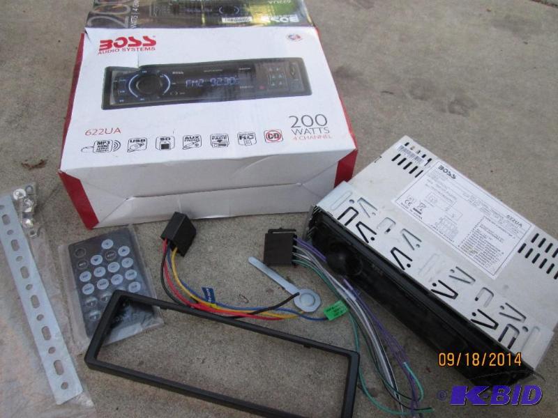 lot 21 image: Boss 622UA car stereo...