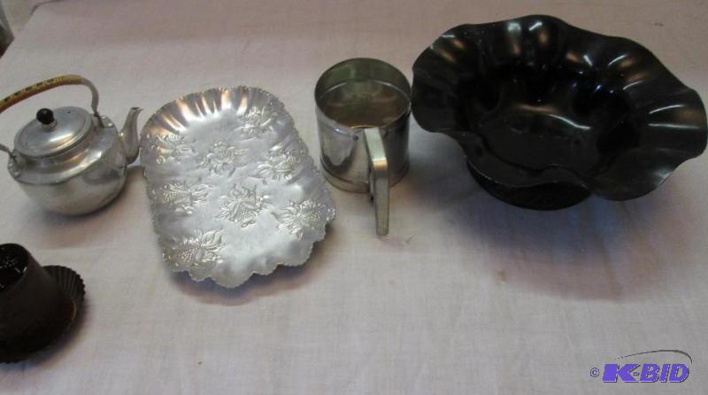 lot 213 image: lot of vintage kitchen wear...