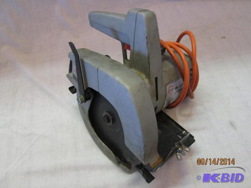 lot 67 image: Black & Decker 7 14 inch circular saw...