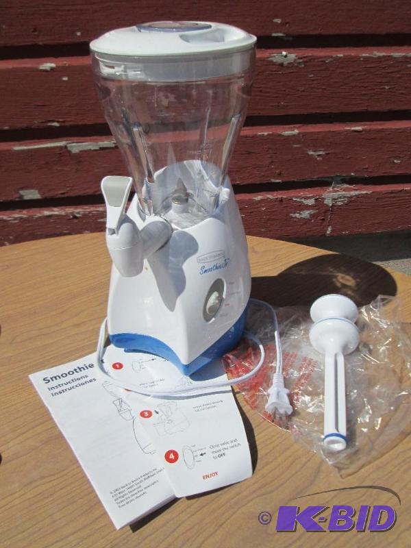 lot 86 image: Back to Basics smoothie Jr. machine, looks ne...