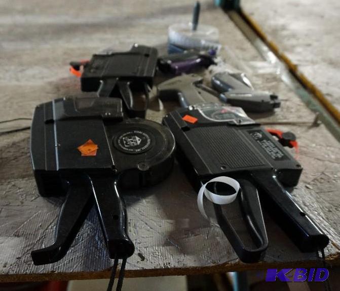 lot 130 image: 1 Lot of Retail Tagging Guns In Good Working ...