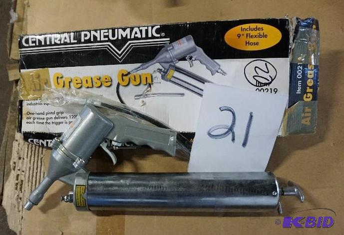 lot 21 image: Central Pneumatic Model 00219 Grease Gun Appe...