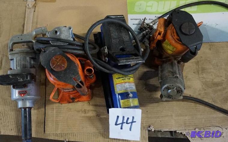 lot 44 image: Lot of Assorted Pneumatic&nbspJacks and Wren...