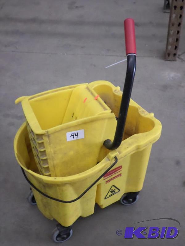 Rubbermaid Mop Bucket With Mop Press...