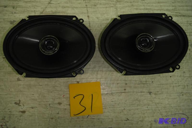 lot 31 image: PIONEER TS-G6845R 6 x 8 250-Watt 2-Way G-Series Speakers