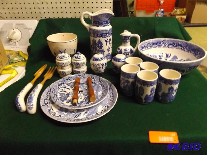 lot 118 image: Decorative serving set...