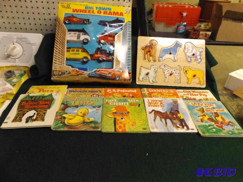 lot 159 image: Childrens story books, dog puzzle, Big Town ...
