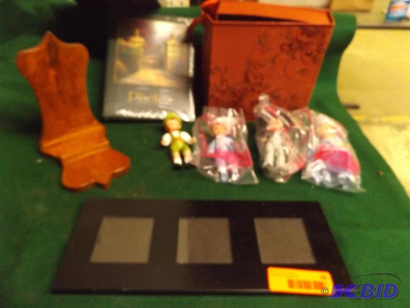 lot 16 image: Picture frame, photo album, small toys, stora...