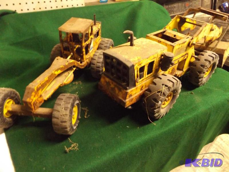 lot 176 image: two old Tonka trucks, dirt mover and road gra...