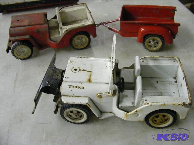lot 184 image: Metal Tonka Jeeps, one has a box trailer...
