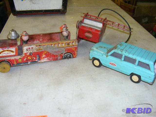 lot 186 image: Wooden fire engine, Tonka truck, part from a ...
