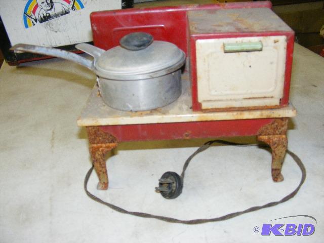 lot 187 image: Mirro Aluminum electric over with pots, kids ...