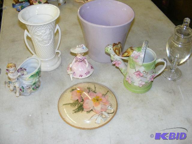 lot 209 image: Decorative items, vase, flower pot, decorativ...