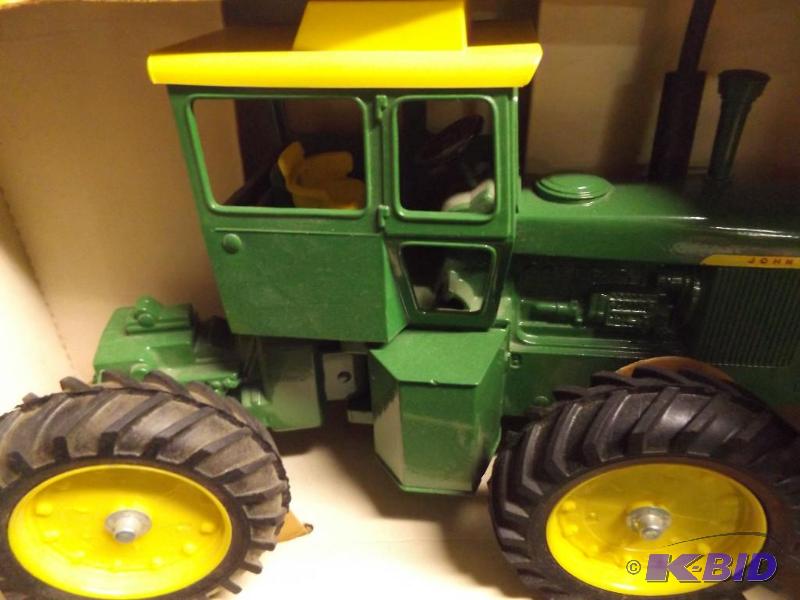 lot 25 image: Ertl John Deere 4-wheel drive Tractor...