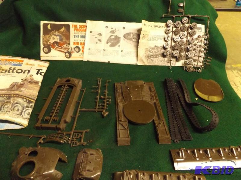 lot 27 image: Monogram Patton Tank Model...