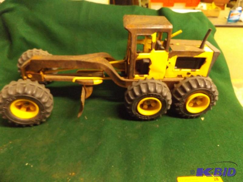 lot 28 image: Tonka Road Grader, rusty...