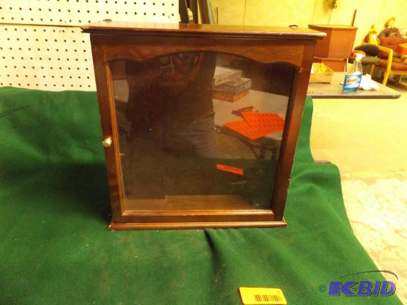 lot 7 image: Display Case...