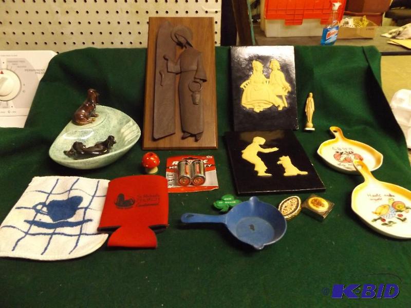 lot 72 image: Decorative household items...