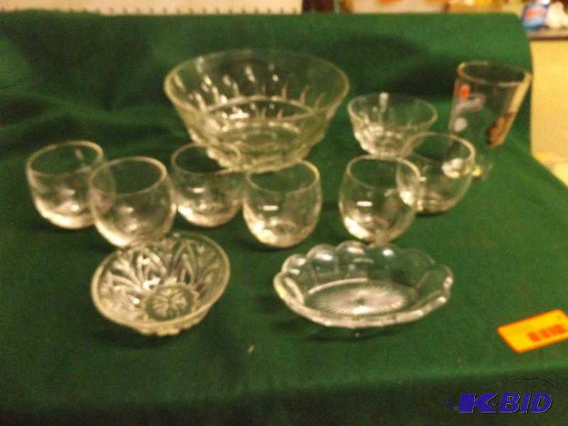 lot 9 image: Glassware serving dishes and glasses...