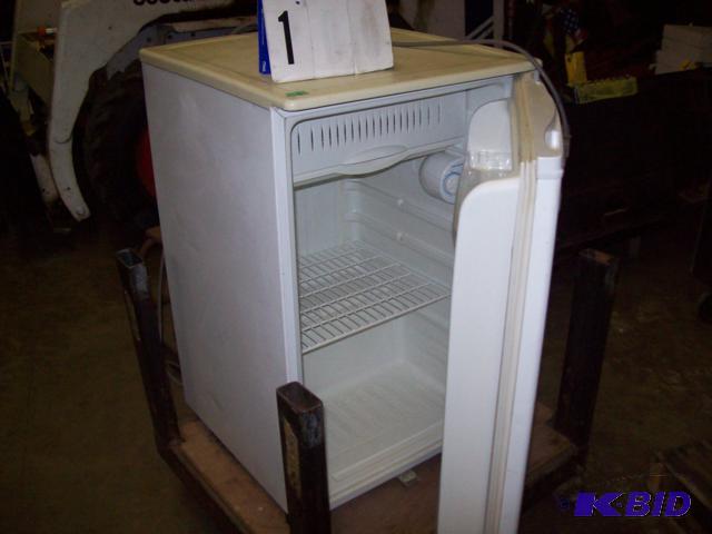 GE White Refrigerator Freezer 33&quotH x 2...
