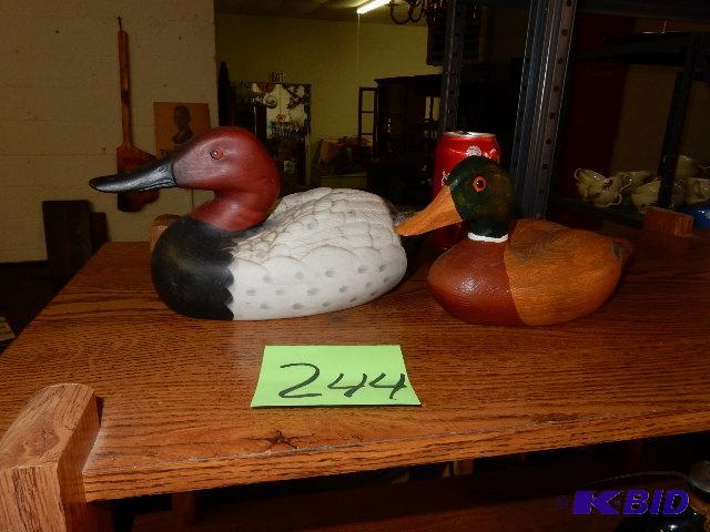 2 Duck Statues