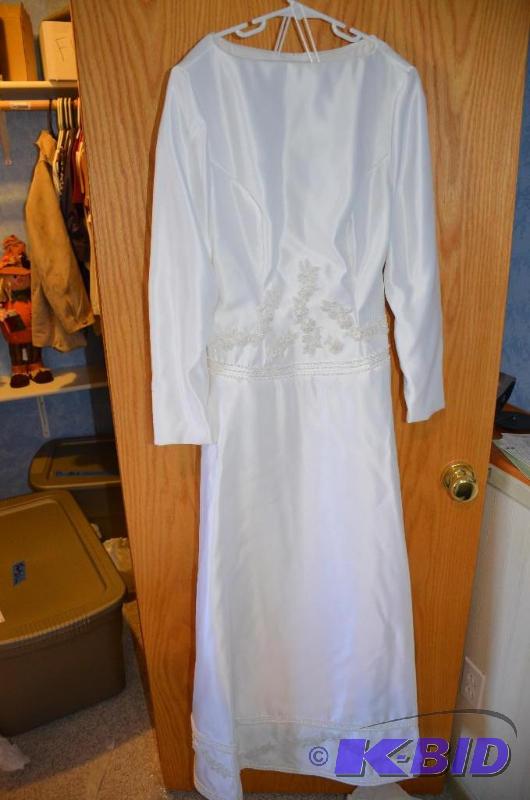 lot 122 image: Wedding dress and slip, petite...