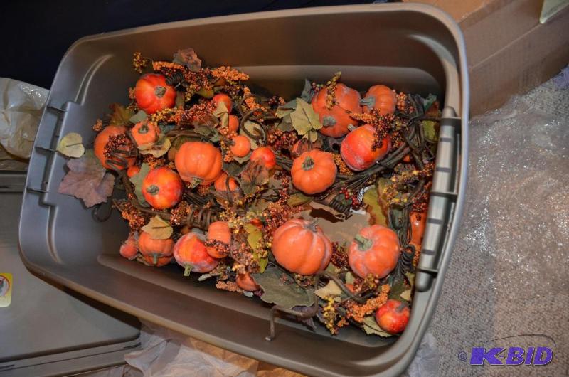lot 123 image: Thanksgiving d&eacutecor...