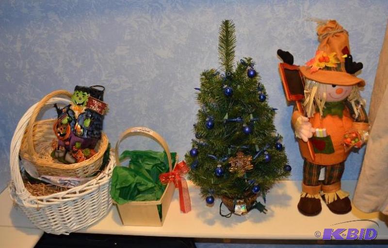 lot 126 image: Thanksgiving and Christmas decor...