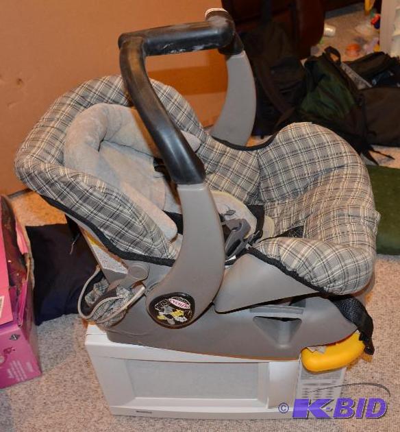 lot 138 image: Evenflo carseat with base...